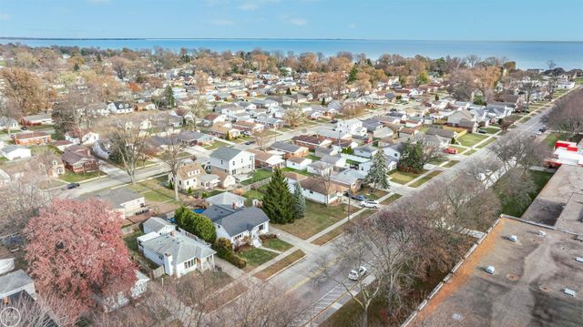 22915 E 13 MILE Road, St Clair Shores, MI 48082