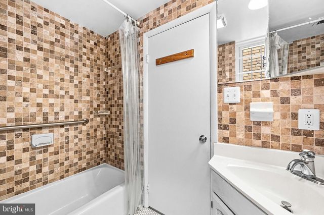 1327 EMERALD ST NE, Washington, DC 20002