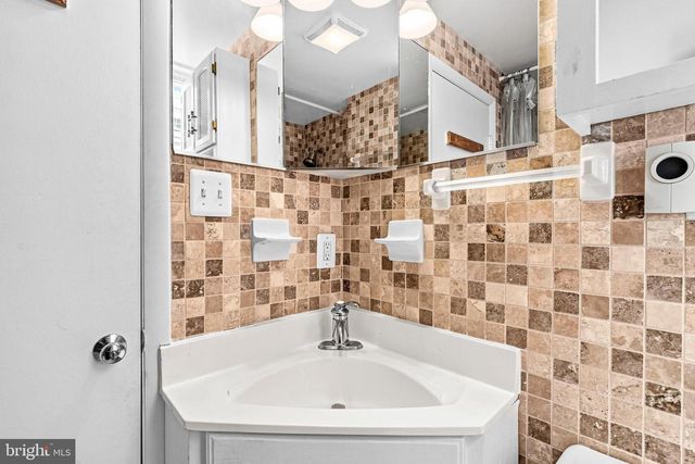 1327 EMERALD ST NE, Washington, DC 20002