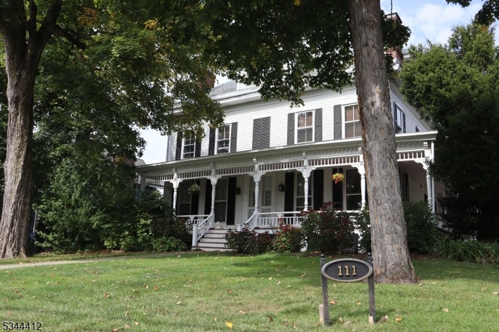 111 Center St, Clinton Town, NJ 08809