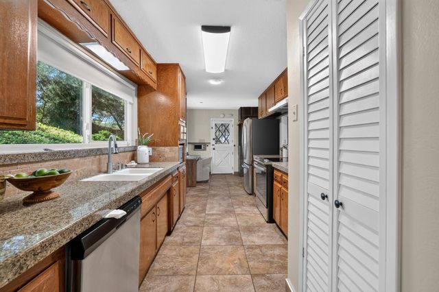14 Sylvan Vista Dr, Auburn, CA 95603