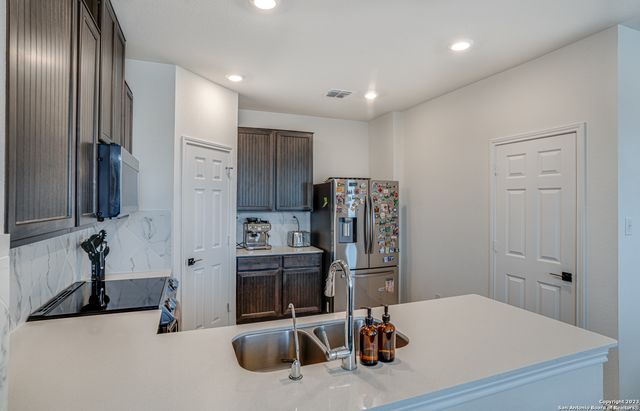 1806 OVERLOOK BND, San Antonio, TX 78245