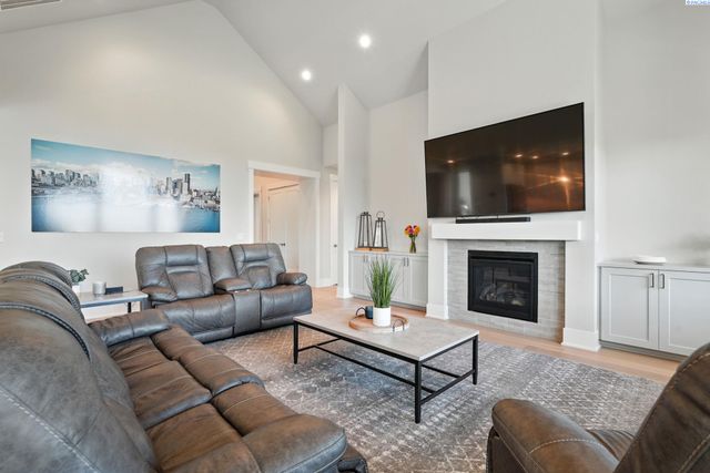 411 Epic St, Richland, WA 99352