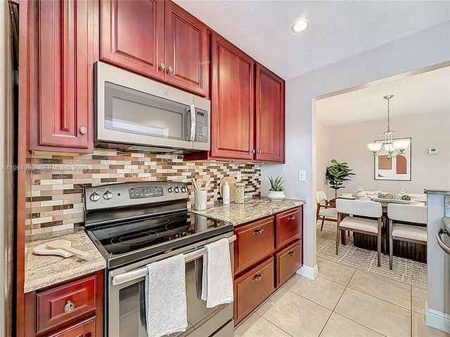 5043 Pointe Emerald Ln, Boca Raton, FL 33486