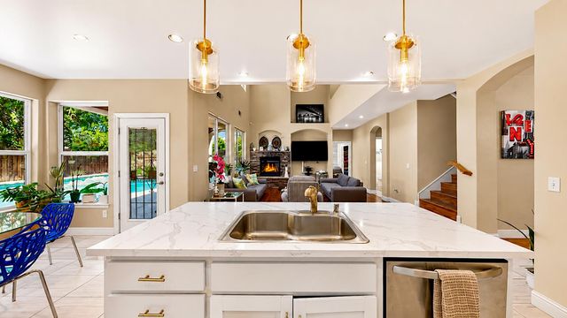 2815 Castleview Dr, Turlock, CA 95382