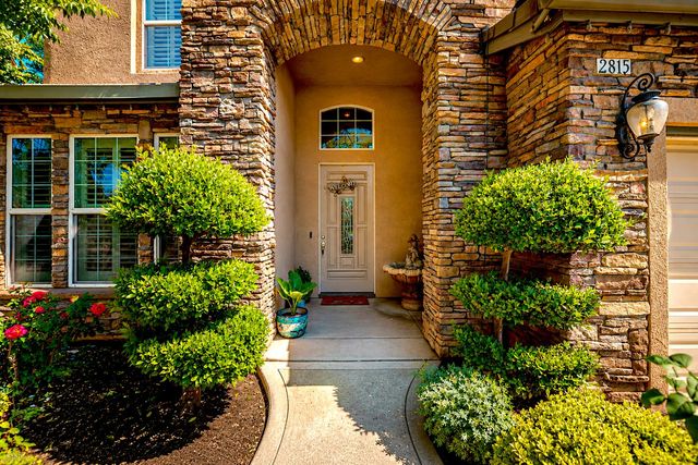 2815 Castleview Dr, Turlock, CA 95382