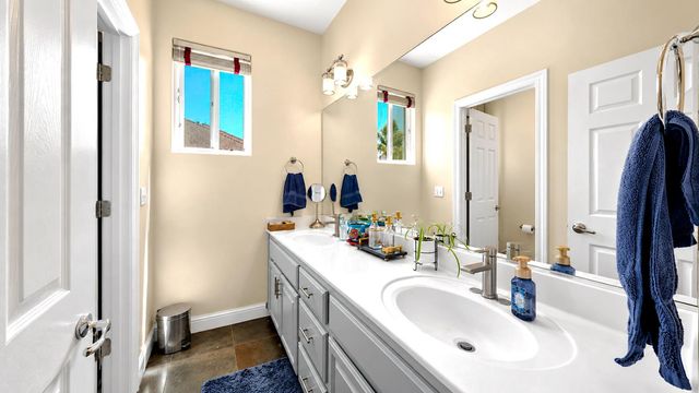 2815 Castleview Dr, Turlock, CA 95382