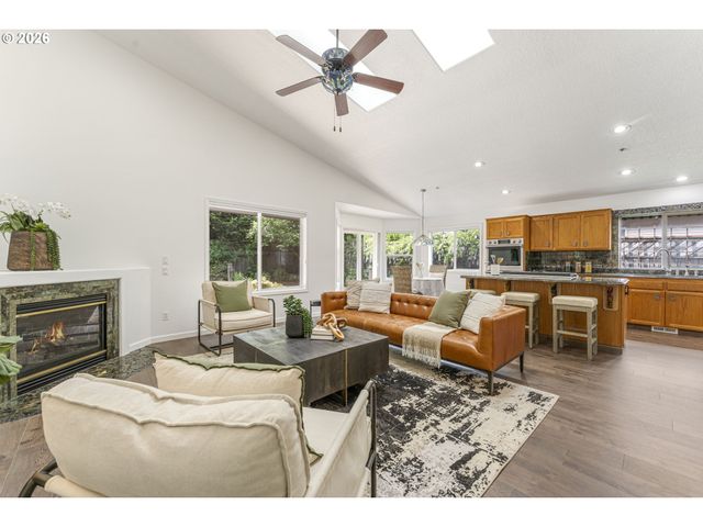 18938 CATHY ADAMS Dr, Oregon City, OR 97045