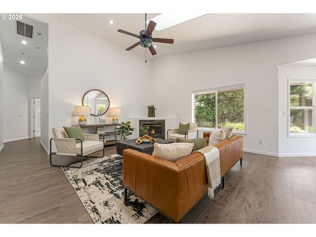 18938 CATHY ADAMS Dr, Oregon City, OR 97045