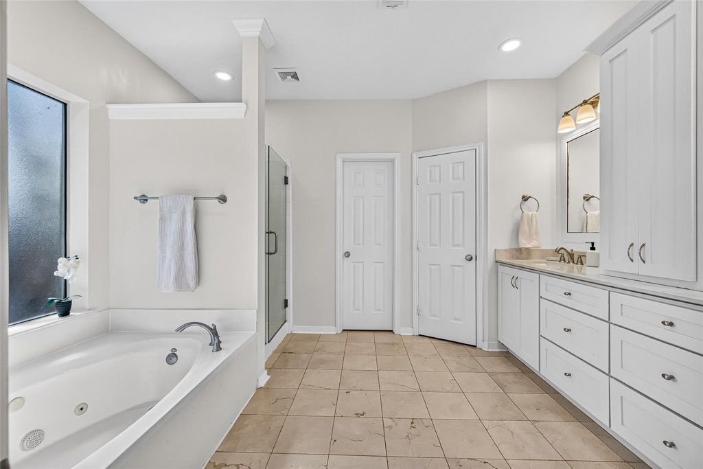 Image 15 of property listing at 10335 Shipmans Landing Drive, Missouri City, TX 77459