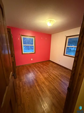 1300 S Olive Dr Drive, Sioux Falls, SD 57103