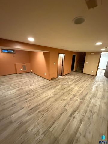 1300 S Olive Dr Drive, Sioux Falls, SD 57103