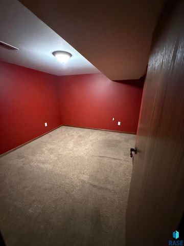 1300 S Olive Dr Drive, Sioux Falls, SD 57103