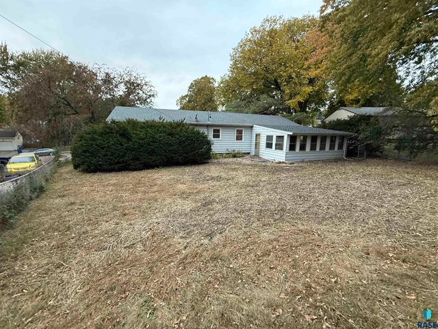 1300 S Olive Dr Drive, Sioux Falls, SD 57103