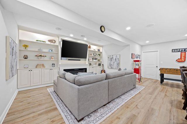 4211 Chinaberry Lane, Naperville, IL 60564
