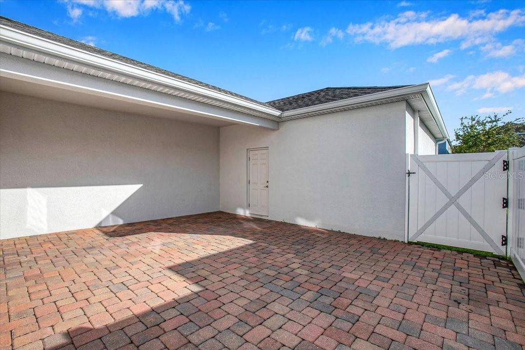 Image 17 of property listing at 11701 FICTION AVENUE, Orlando, FL 32832