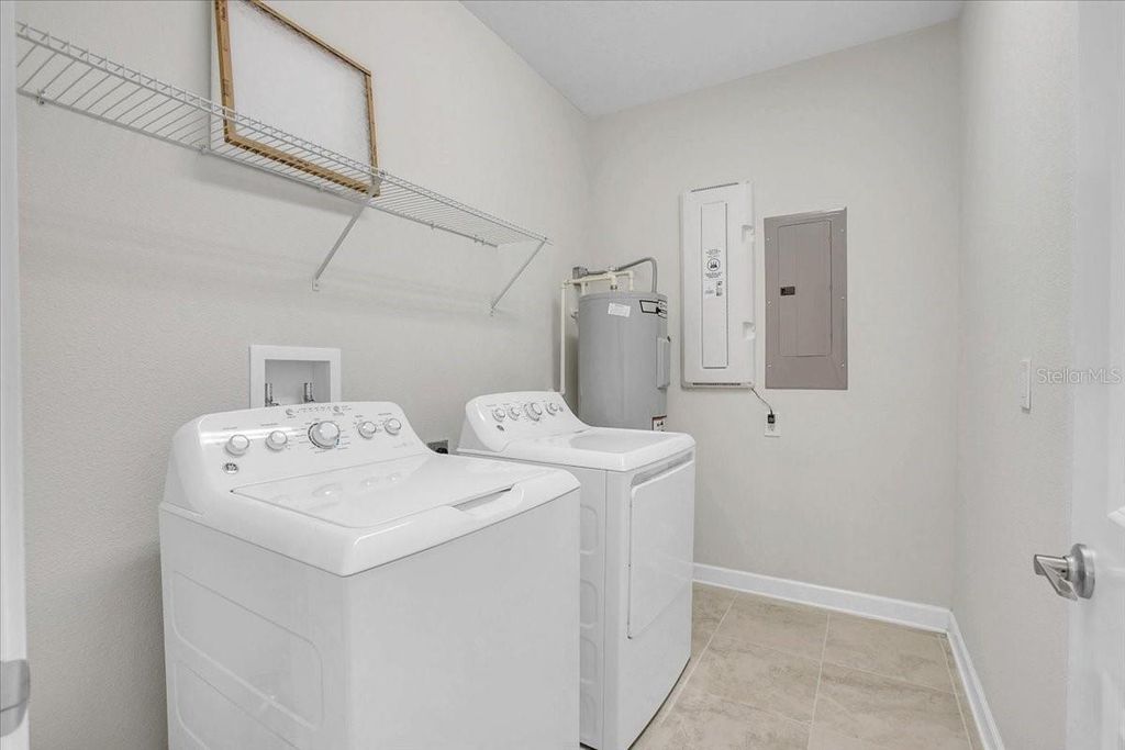 Image 8 of property listing at 11701 FICTION AVENUE, Orlando, FL 32832