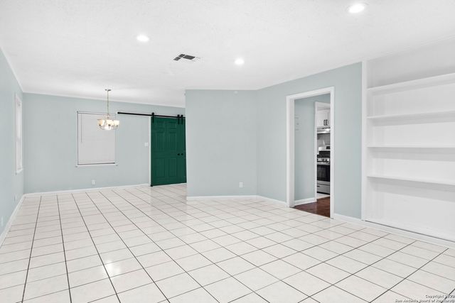 527 LIVELY DR, San Antonio, TX 78213
