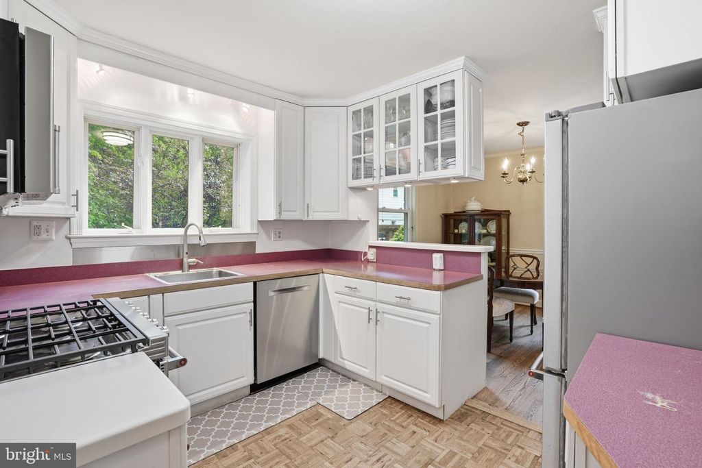 Image 10 of property listing at 5803 CLEVES LN, Bethesda, MD 20816