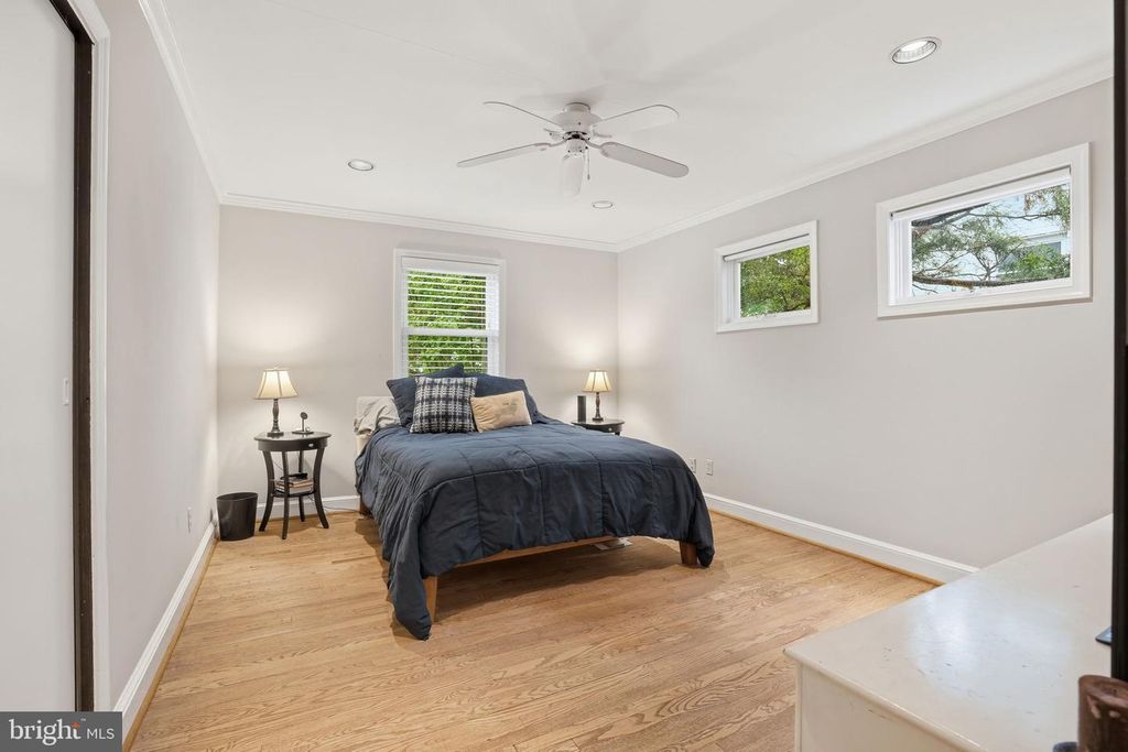 Image 13 of property listing at 5803 CLEVES LN, Bethesda, MD 20816