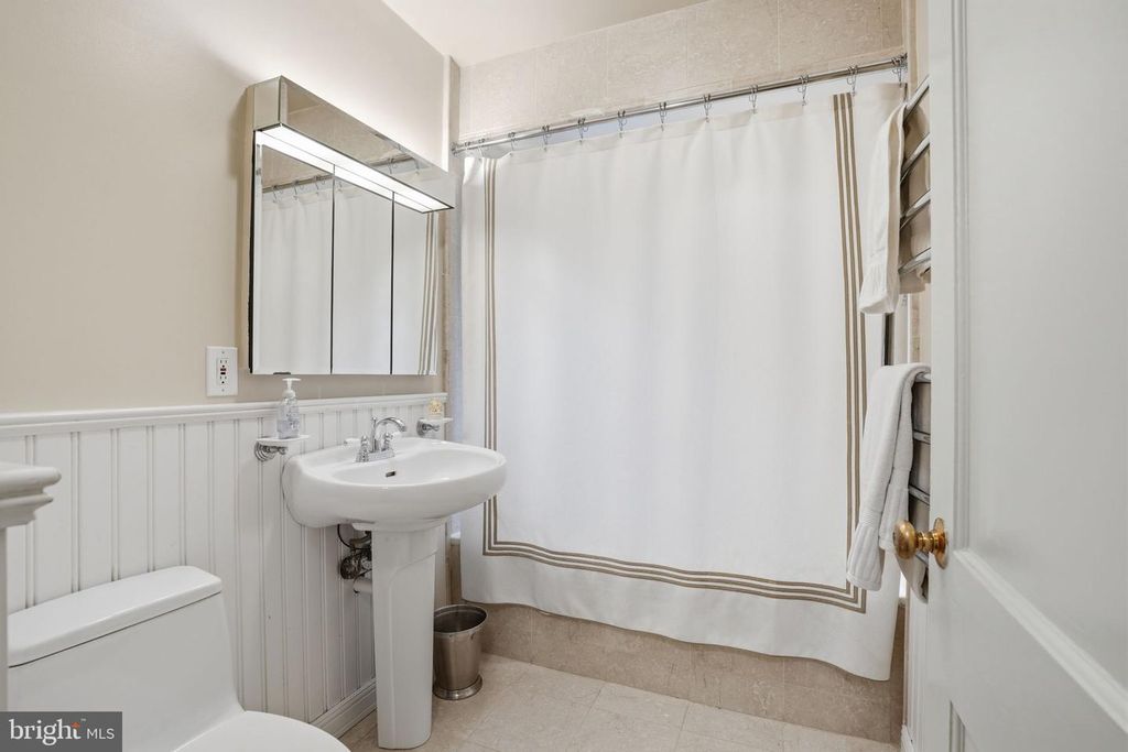 Image 15 of property listing at 5803 CLEVES LN, Bethesda, MD 20816