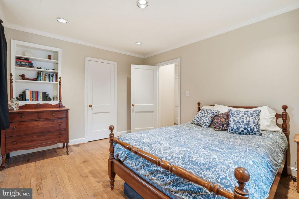 Image 17 of property listing at 5803 CLEVES LN, Bethesda, MD 20816
