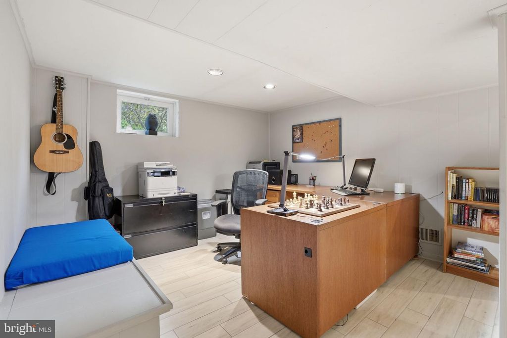 Image 22 of property listing at 5803 CLEVES LN, Bethesda, MD 20816