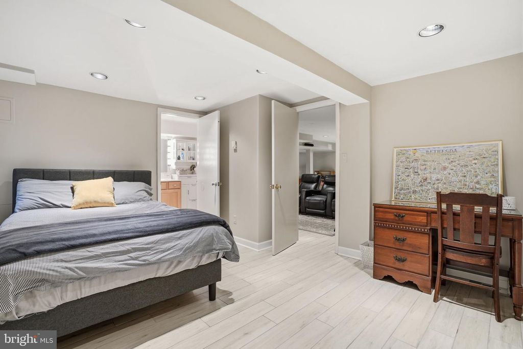 Image 23 of property listing at 5803 CLEVES LN, Bethesda, MD 20816