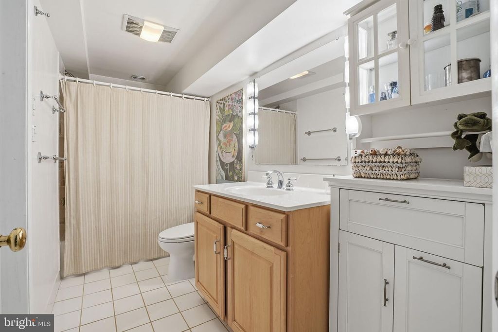 Image 25 of property listing at 5803 CLEVES LN, Bethesda, MD 20816