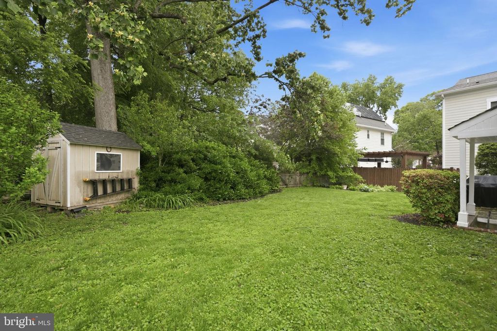 Image 29 of property listing at 5803 CLEVES LN, Bethesda, MD 20816