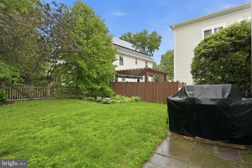 Image 31 of property listing at 5803 CLEVES LN, Bethesda, MD 20816