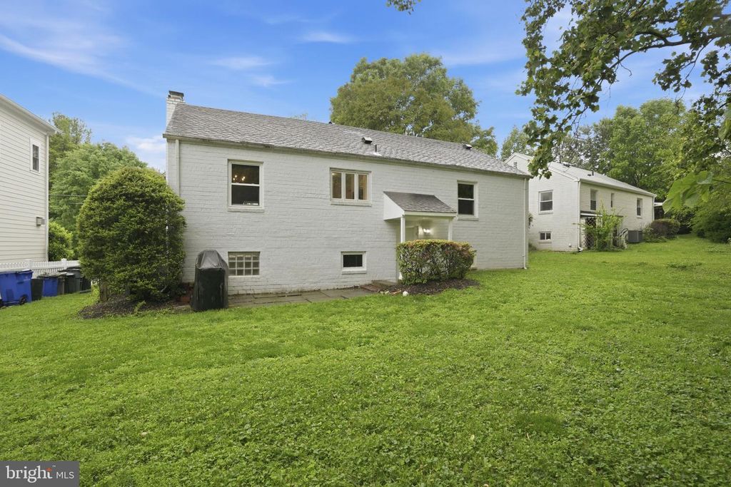 Image 32 of property listing at 5803 CLEVES LN, Bethesda, MD 20816