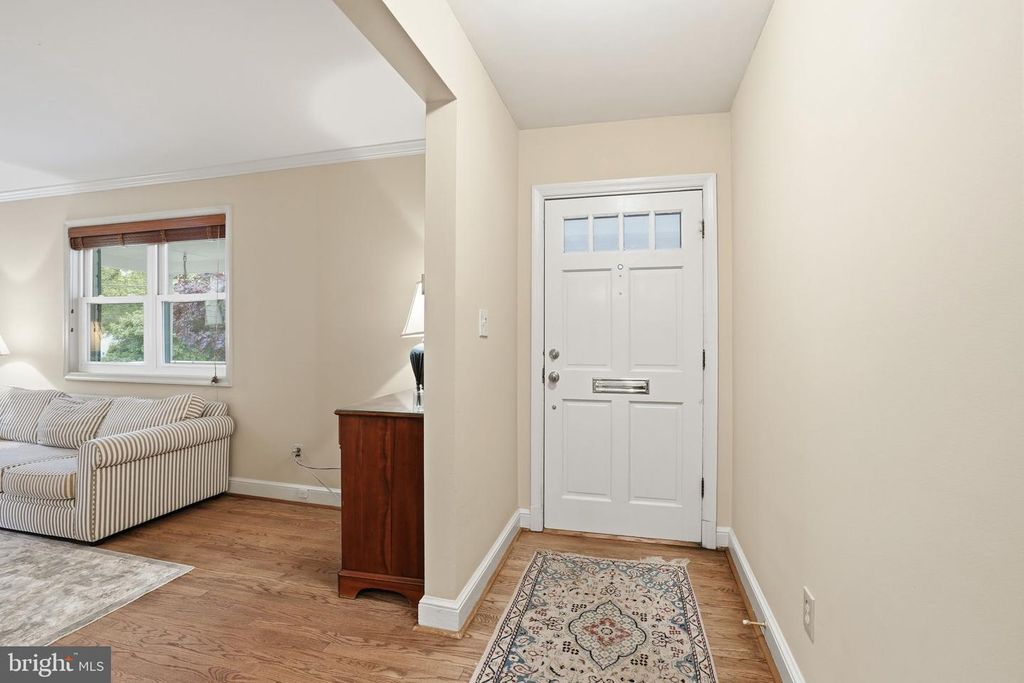 Image 4 of property listing at 5803 CLEVES LN, Bethesda, MD 20816