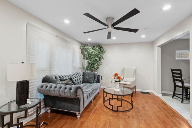 9127 S Essex Avenue, Chicago, IL 60617