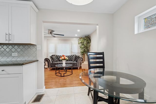 9127 S Essex Avenue, Chicago, IL 60617