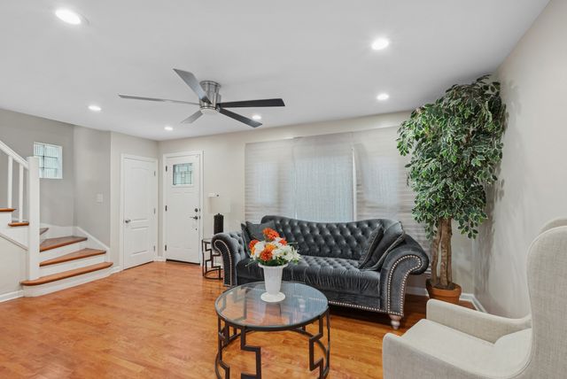 9127 S Essex Avenue, Chicago, IL 60617