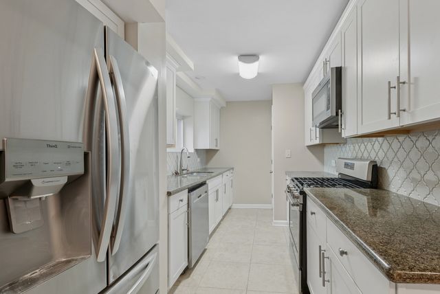 9127 S Essex Avenue, Chicago, IL 60617