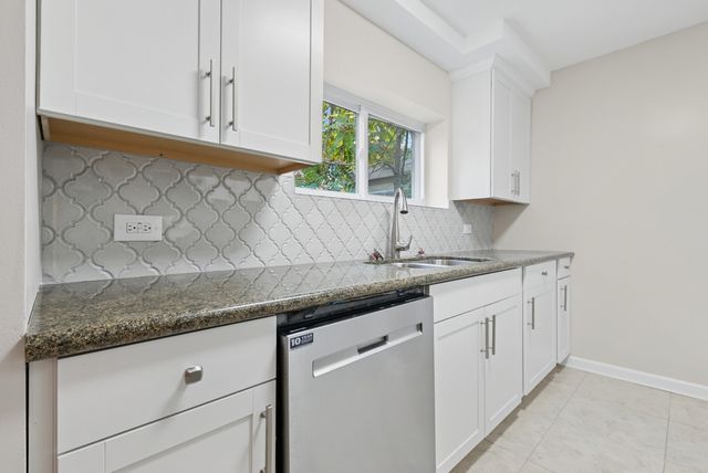 9127 S Essex Avenue, Chicago, IL 60617