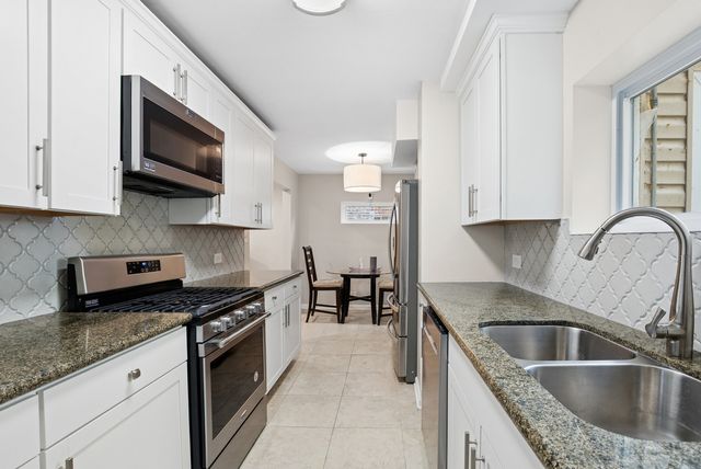 9127 S Essex Avenue, Chicago, IL 60617