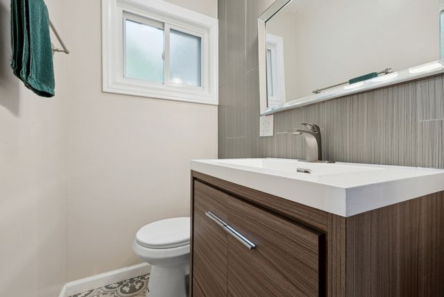 9127 S Essex Avenue, Chicago, IL 60617