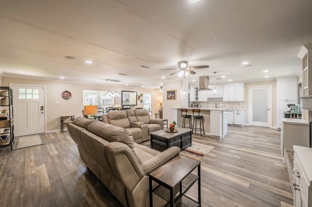 5004 Blackstone Drive, River Oaks, TX 76114