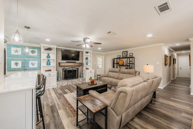 5004 Blackstone Drive, River Oaks, TX 76114