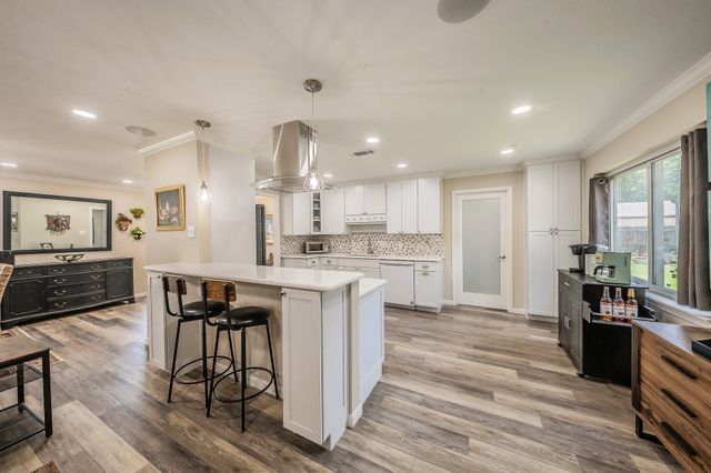 5004 Blackstone Drive, River Oaks, TX 76114