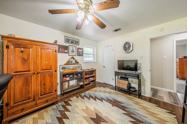 5004 Blackstone Drive, River Oaks, TX 76114