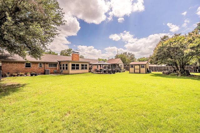 5004 Blackstone Drive, River Oaks, TX 76114