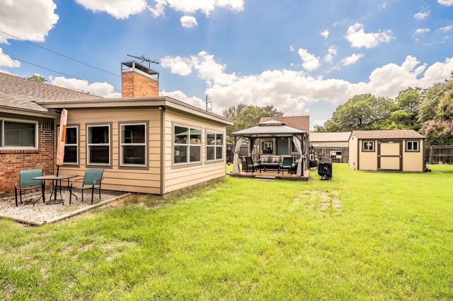 5004 Blackstone Drive, River Oaks, TX 76114