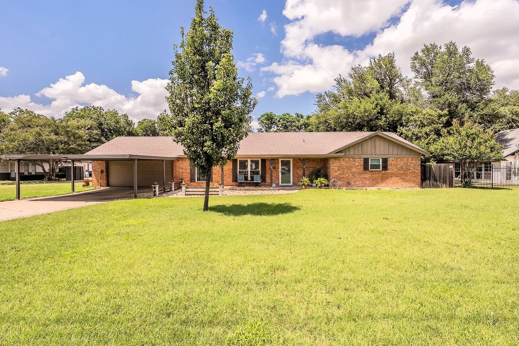 5004 Blackstone Drive, River Oaks, TX 76114