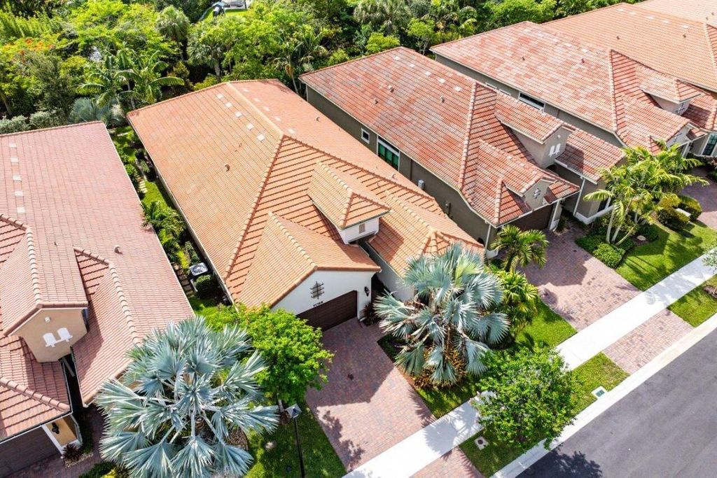 Image 34 of property listing at 9088 Leon Circle E, Parkland, FL 33076