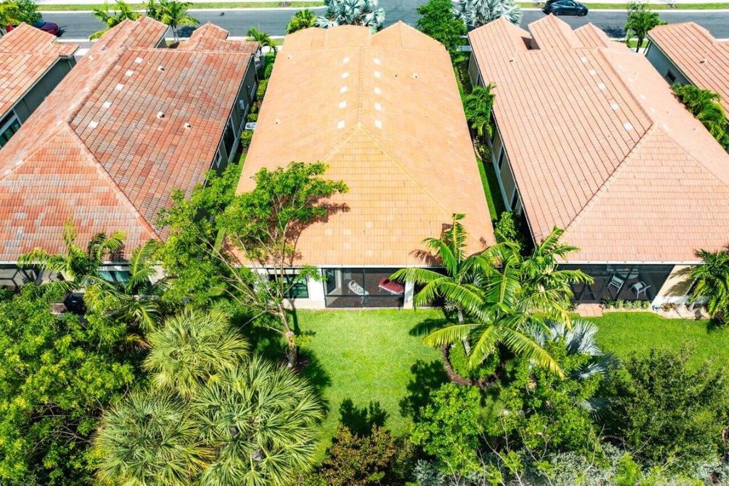 Image 36 of property listing at 9088 Leon Circle E, Parkland, FL 33076