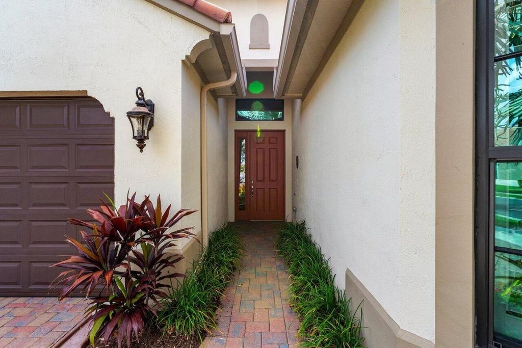 Image 4 of property listing at 9088 Leon Circle E, Parkland, FL 33076